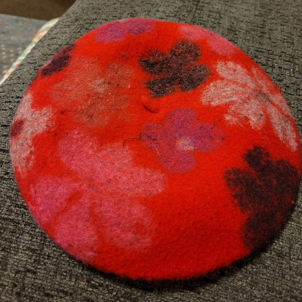 Beret hat red with flower design
